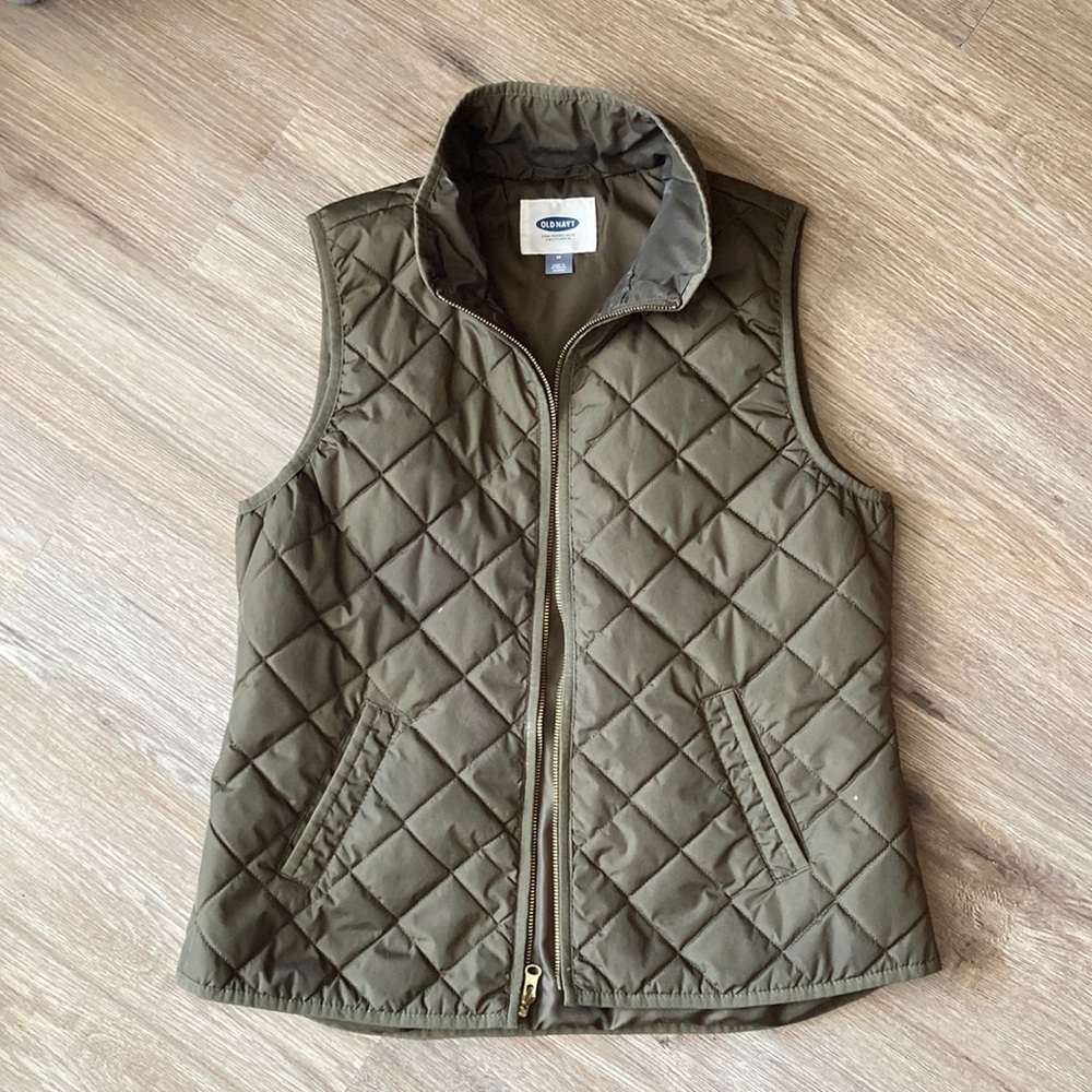 Old Navy olive green lightweight quilted puffer vest